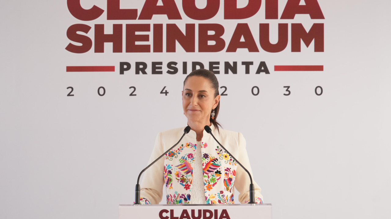 Claudia Sheinbaum presenta redacción oficial de reformas constitucionales para la no reelección, becas a estudiantes y apoyo a mujeres de 60 a 64 años