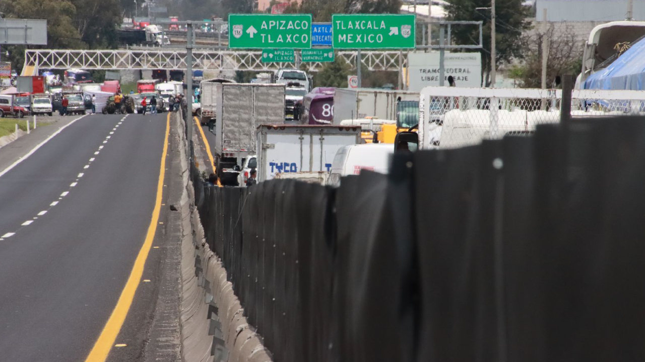 Bloqueo indefinido de carreteras en Tlaxcala, Gobierno quiere pagar de menos