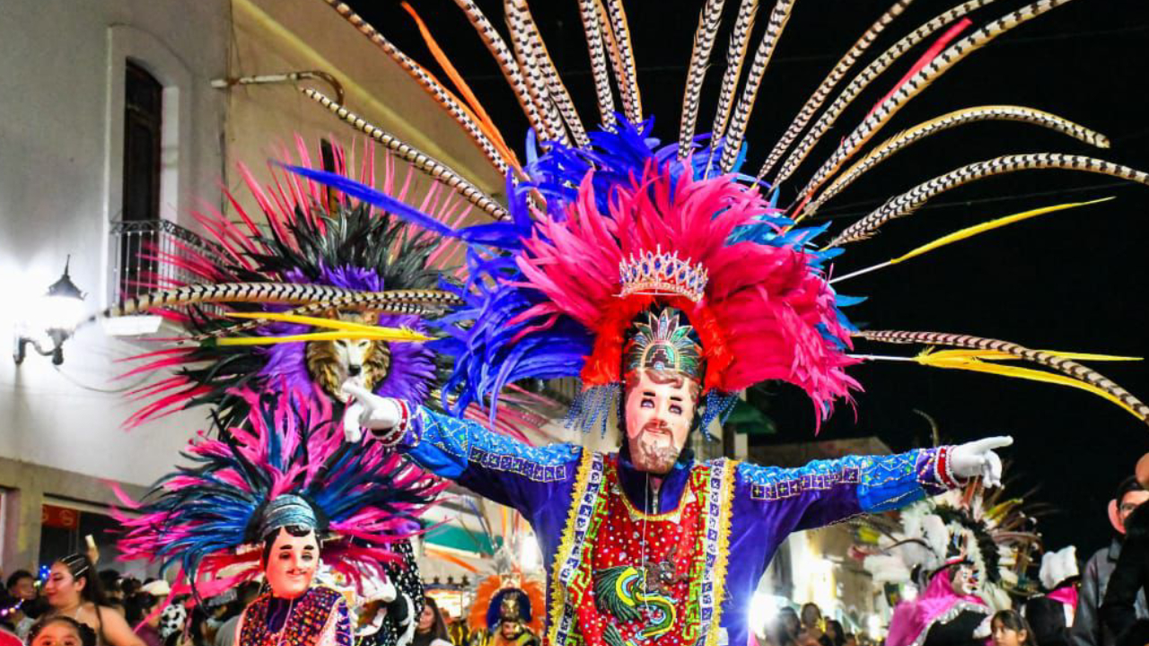 Las calles de Huamantla se transforman en un colorido festival durante el desfile de burladeros