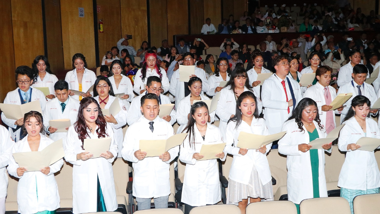 Egresó UATx profesionistas en Química Clínica