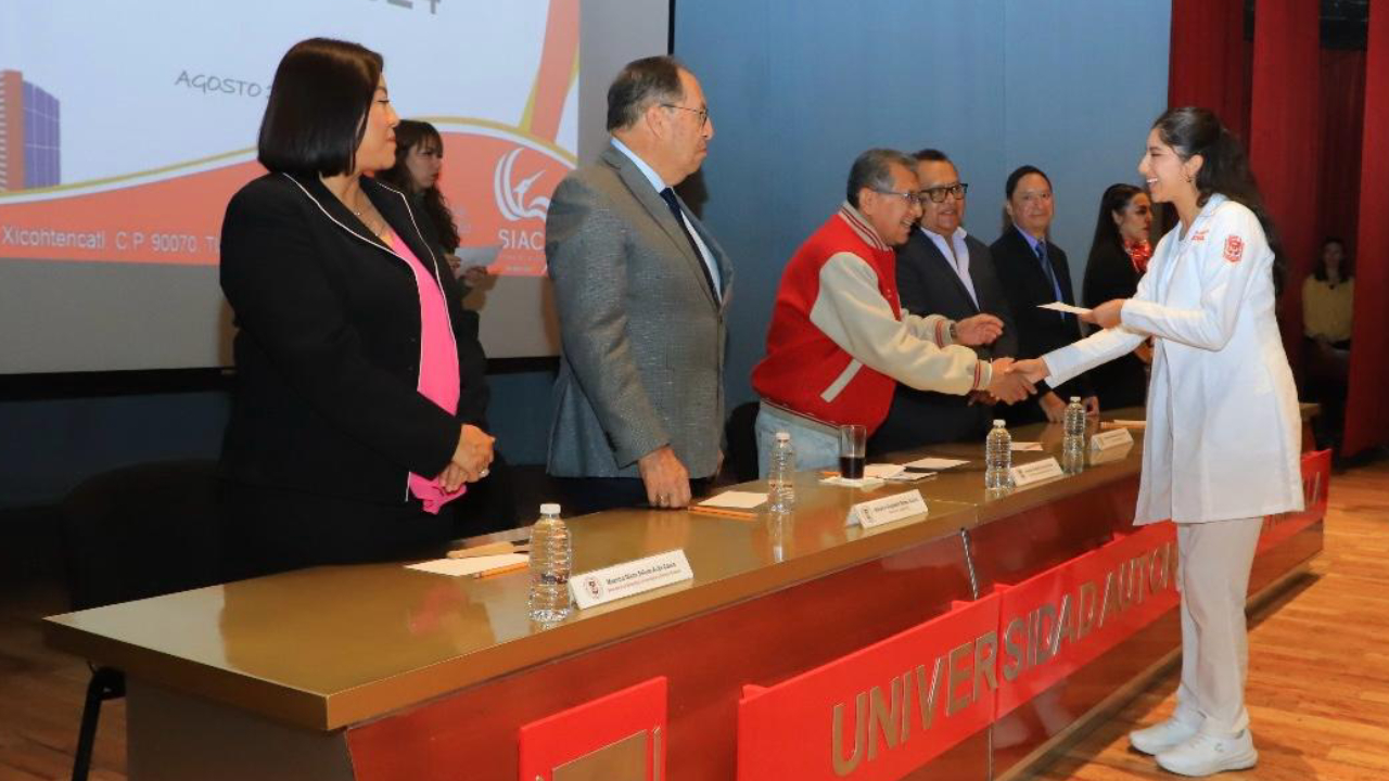 Entregó la UATx becas institucionales primavera 2024