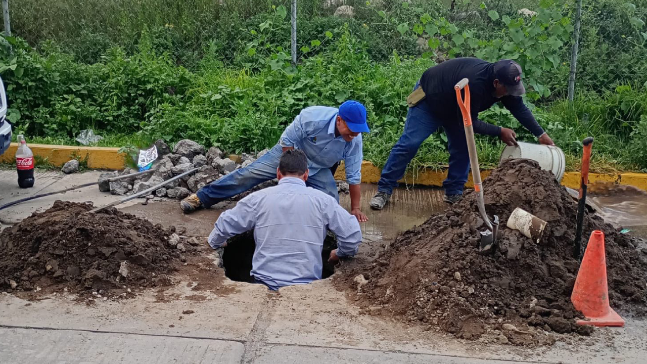 Trabajan brigadas de Capamh en la reparación de fugas de agua en el centro de la ciudad