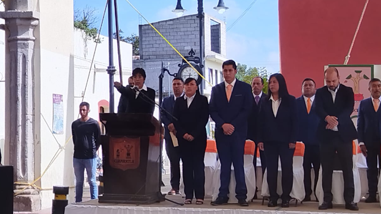 Lorena González toma protesta como la primera presidenta municipal de Cuapiaxtla