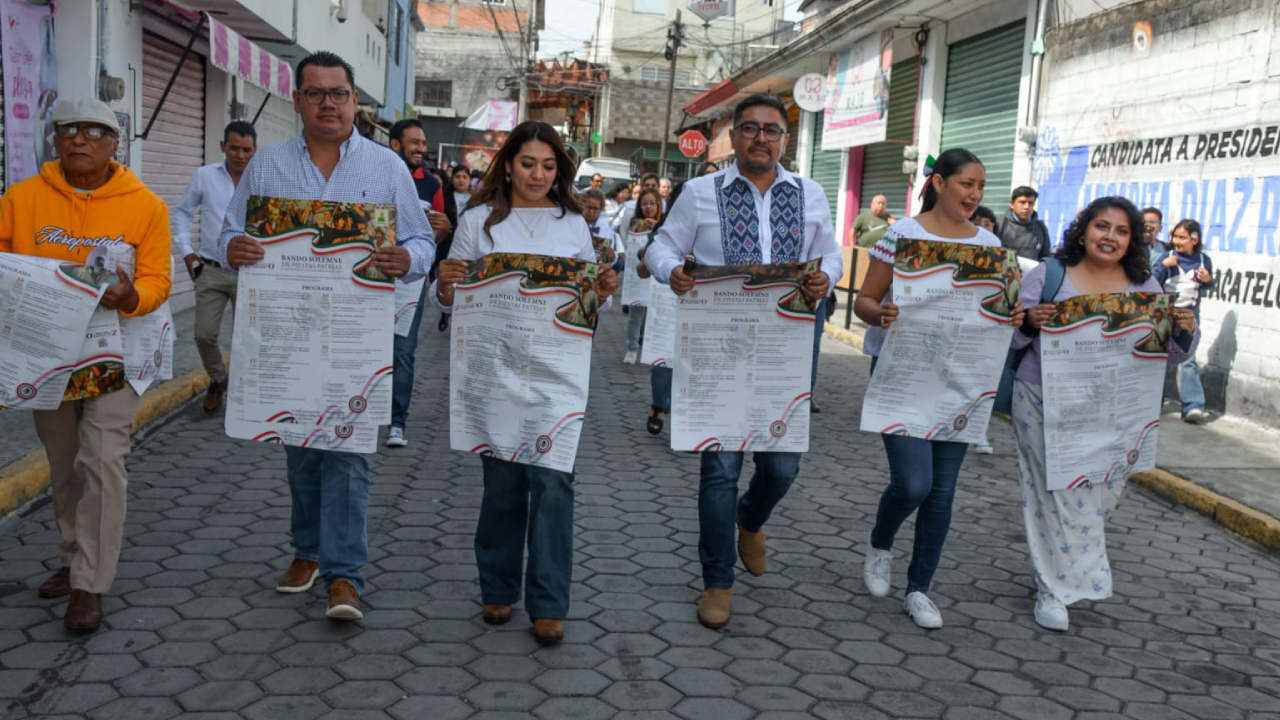 Integrantes del gobierno municipal colocan bandos solemnes en Zacatelco