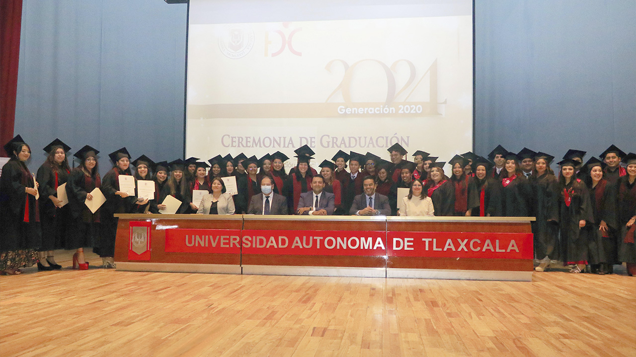 Graduó UATx a profesionistas en el área del desarrollo humano