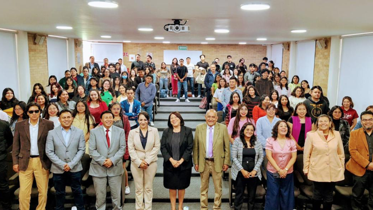 Visualizan en la UATx documental “El tren y la península”