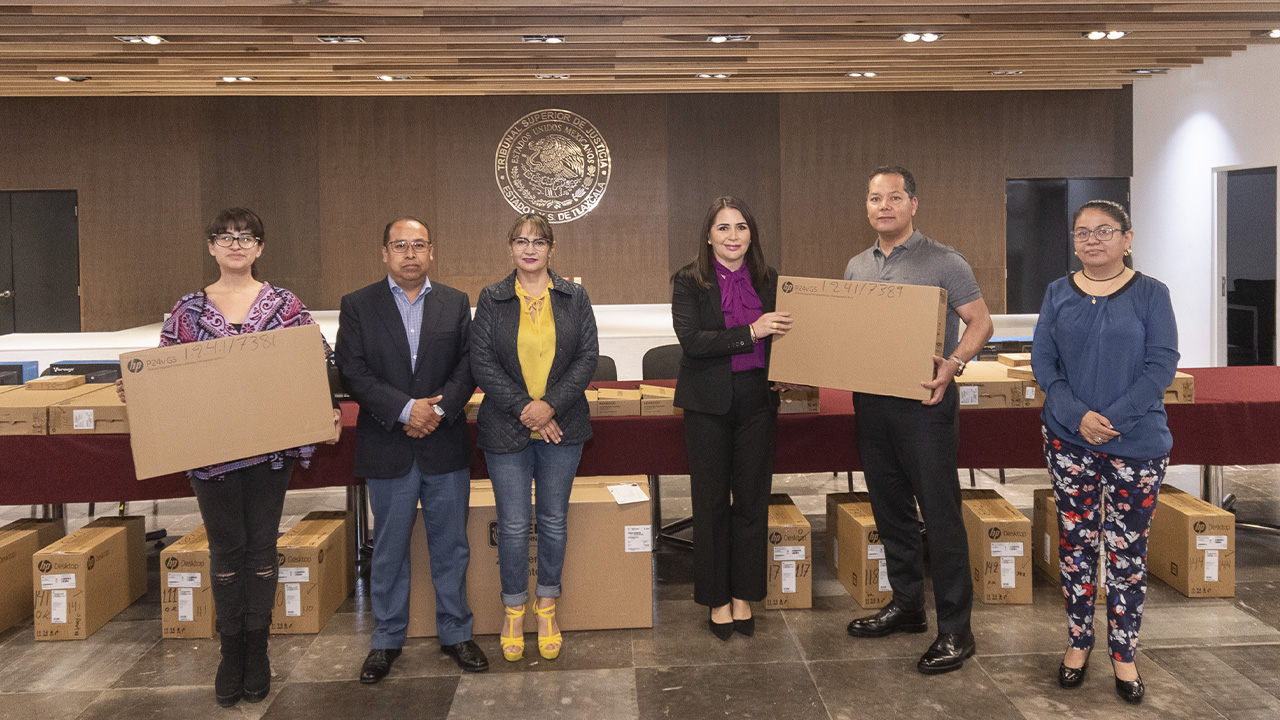 Entrega presidenta del Poder Judicial equipos de cómputo a áreas administrativas