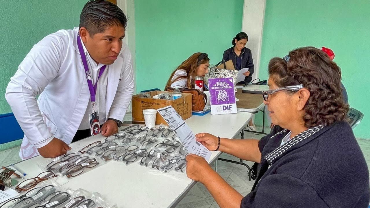 Ilumina sonrisas SMDIF Huamantla con la entrega de lentes a adultos mayores