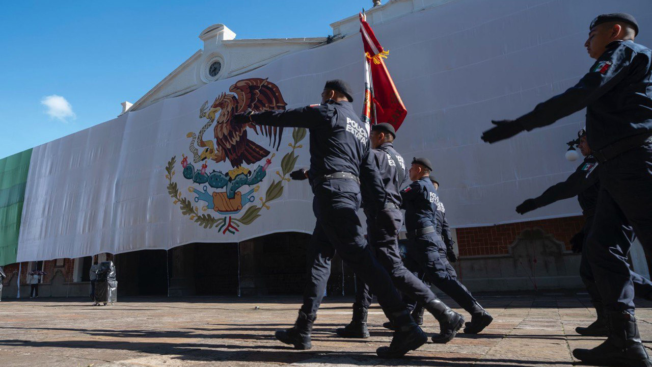 Gobierno Municipal de Zacatelco Izó Bandera en el Zócalo de Tlaxcala