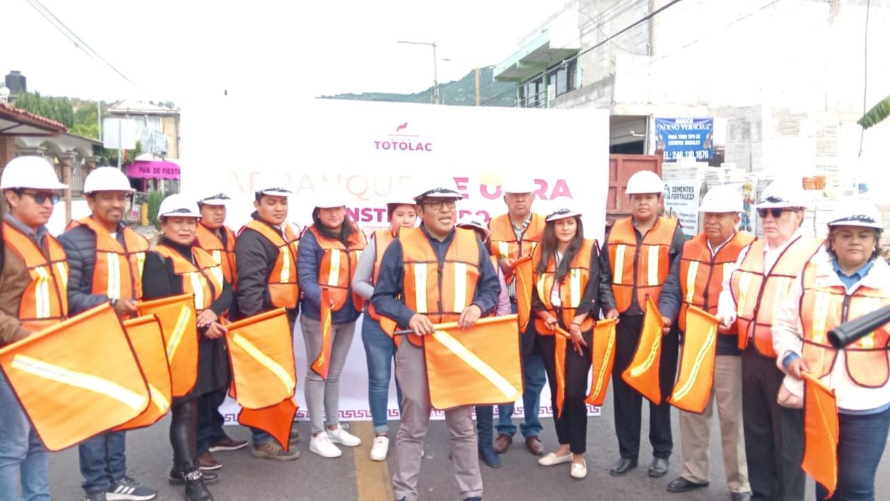 El alcalde Benjamín Atonal Conde, marca un hito al iniciar los trabajos de bacheo sobre la carretera Federal Tlaxcala-San Martín.