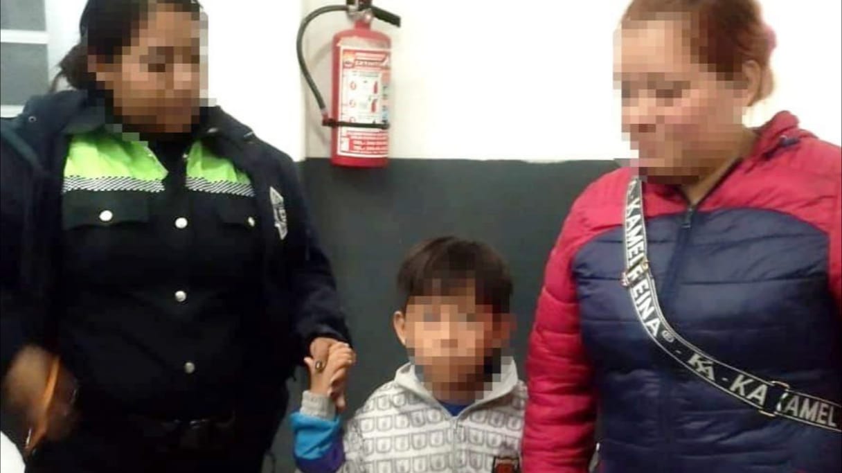 Policía de Chiautempan resguarda a niño que a medianoche caminaba en busca de sus padres.