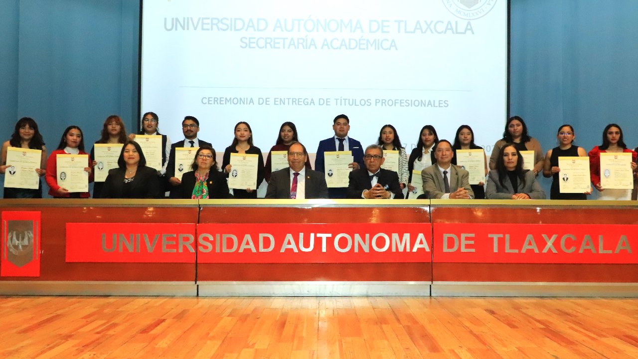 Entrega la UATx 180 títulos de licenciatura, maestría y doctorado