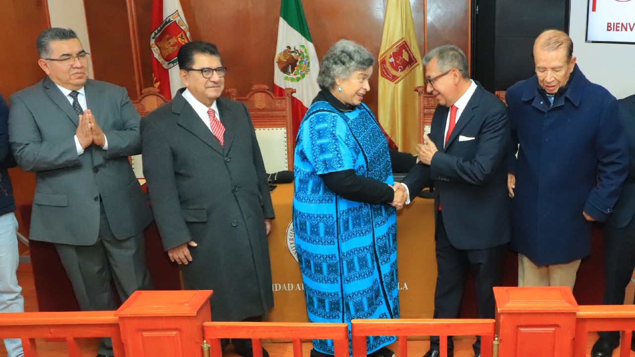 Rector de la UATx da la bienvenida a Beatriz Paredes como catedrática universitaria