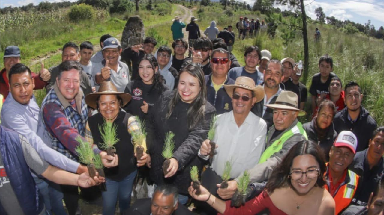 Emprende Blanca Angulo tercera jornada de reforestación en Chiautempan, se plantaron 1000 árboles.