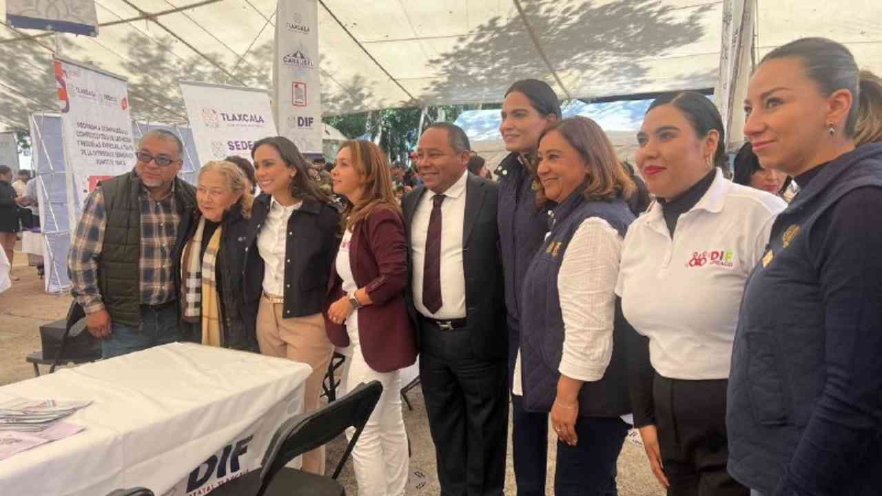 Javier Rivera bonilla inaugura el carrusel de información y servicios del SMDIF