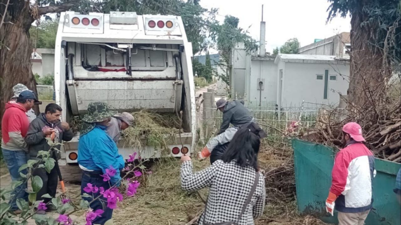 Realizan trabajos de limpieza y mantenimiento a panteón municipal de Chiautempan.