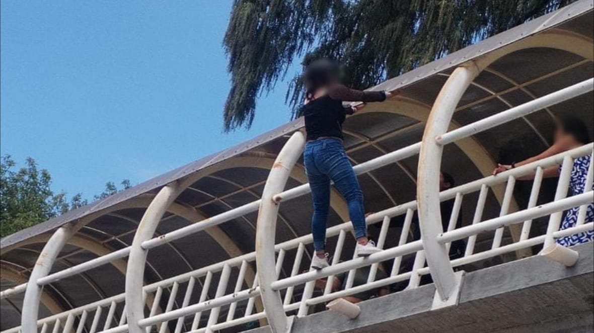 Policía de Chiautempan evita que joven salte de un puente.