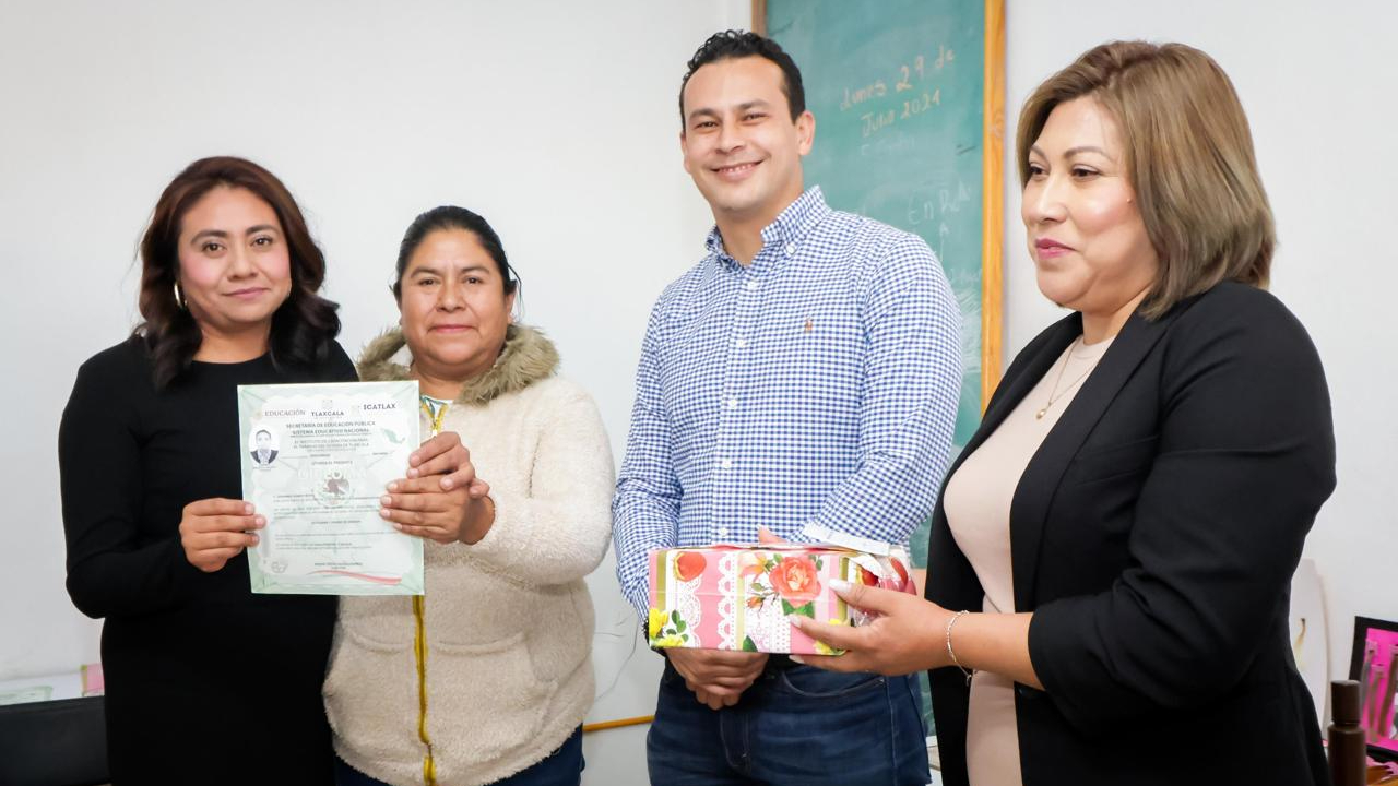 Empoderamiento y Transformación: Mujeres de Belen Atzitzimititlán Triunfan en Estilismo y Diseño de Imagen