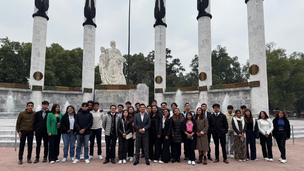 Estudiantes de la UATx visitan el Senado de la República y el Castillo de Chapultepec