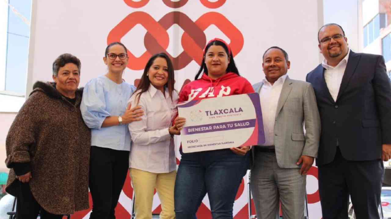 Presidente Javier Rivera Bonilla entrega tarjetas del programa Bienestar para tu Salud en Apizaco