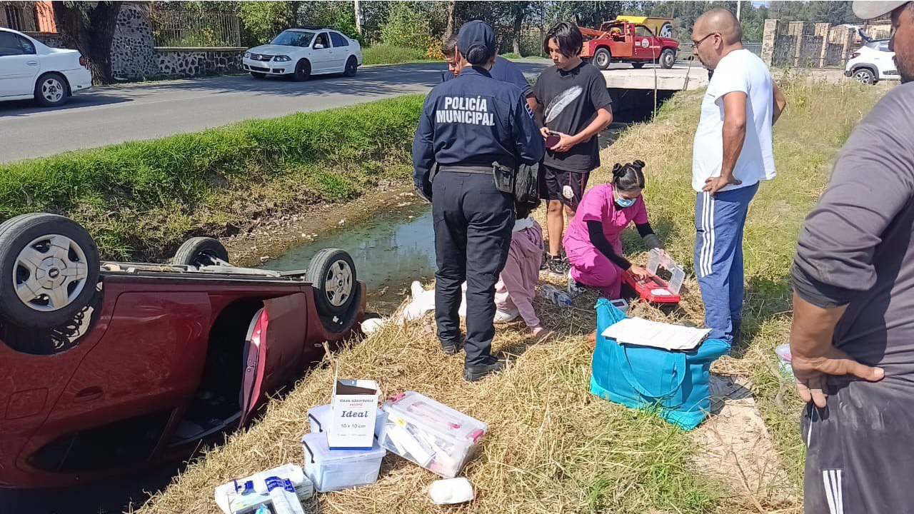 Gobierno Municipal de Zacatelco brinda auxilio en volcadura sobre la carretera Xoxtla