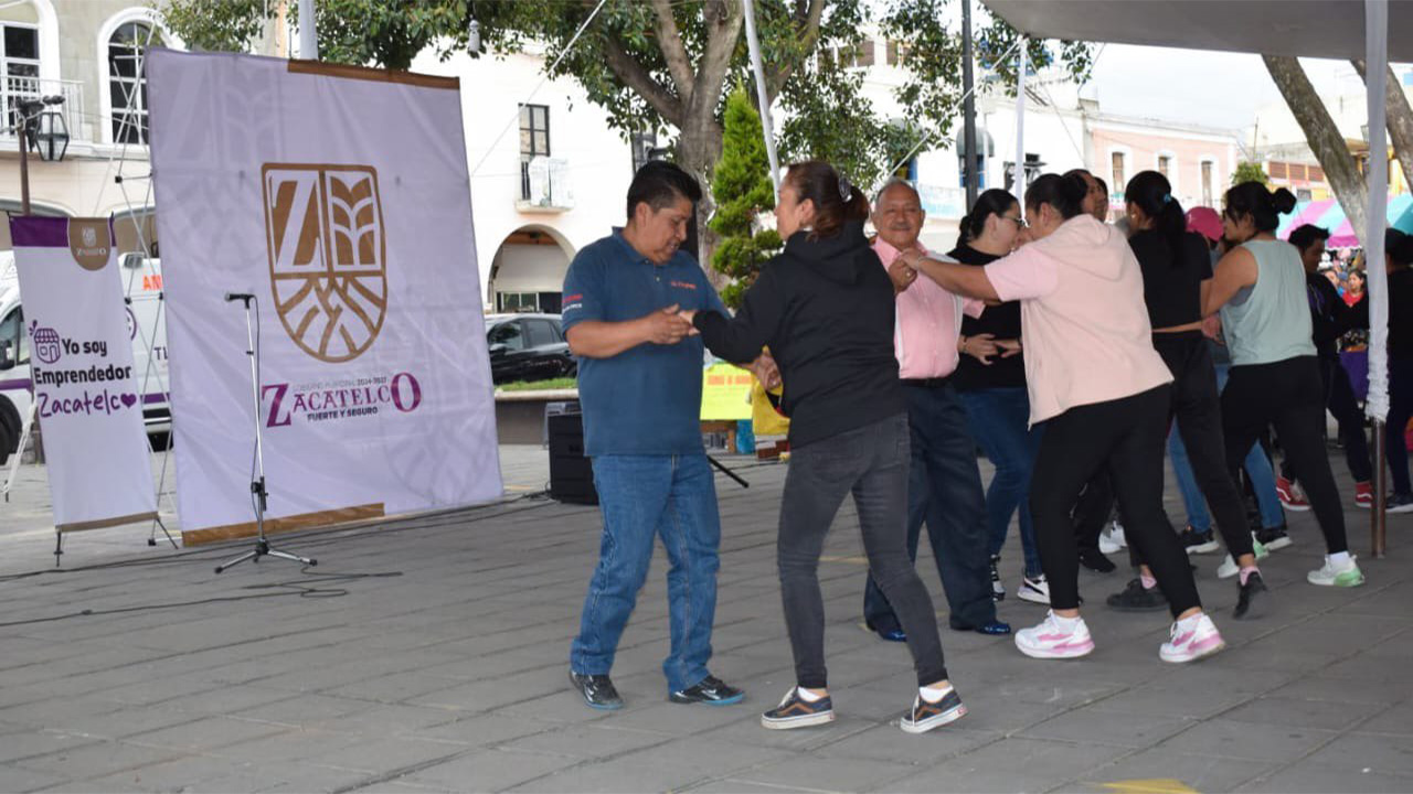 Los ciudadanos aprenden a bailar salsa los domingos familiares en Zacatelco