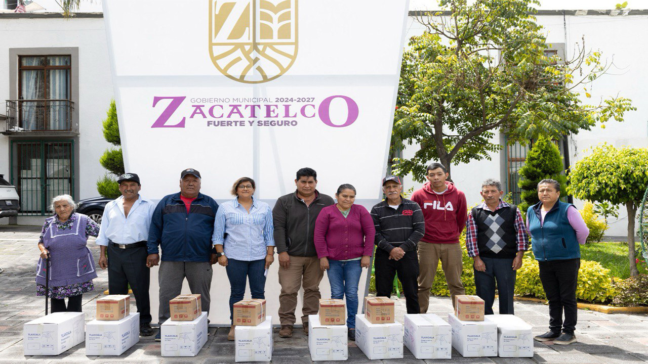 Se impulsa el desarrollo agrícola de Zacatelco con la entrega de desgranadoras.