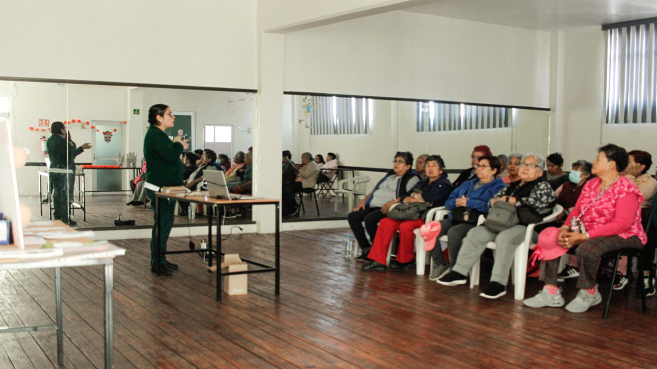 Abuelitas recibieron platica informativa sobre prevención y combate al cáncer de mama.