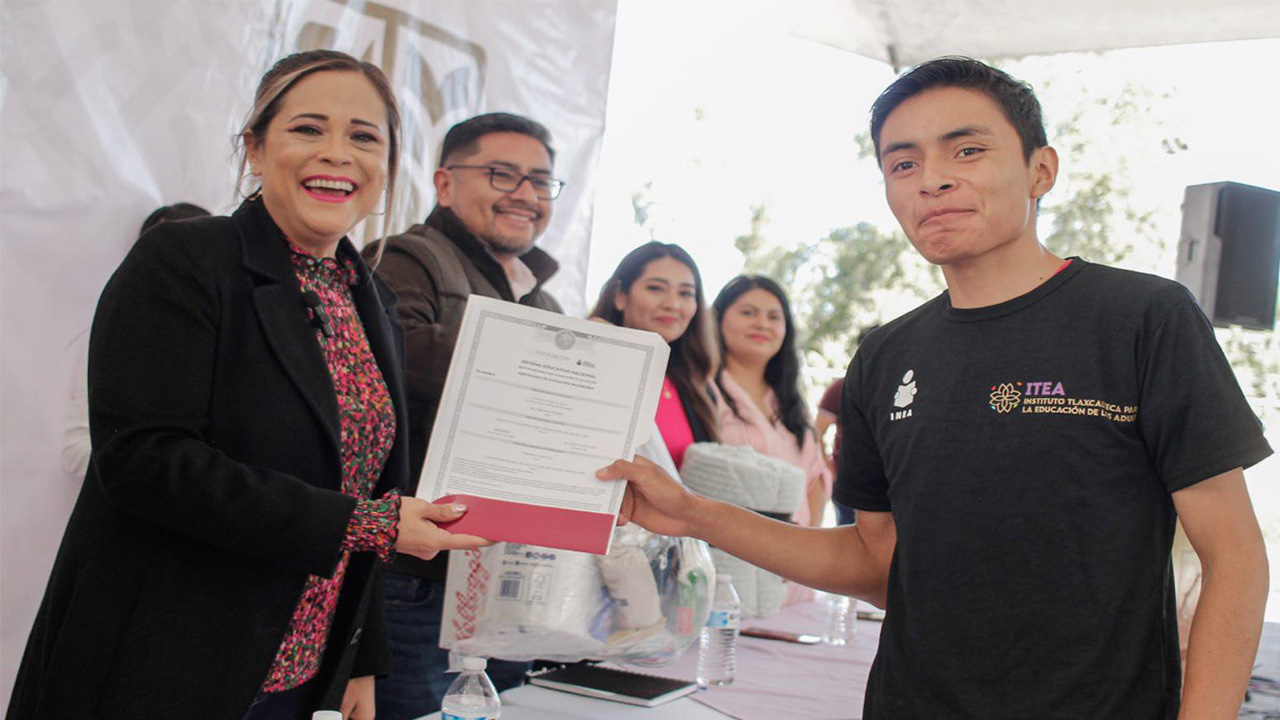 Graduación y firma de convenio entre el gobierno de Zacatelco y el ITEA.