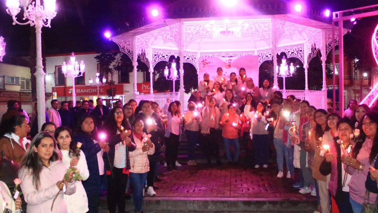 Chiautempan brilla con luz rosa.