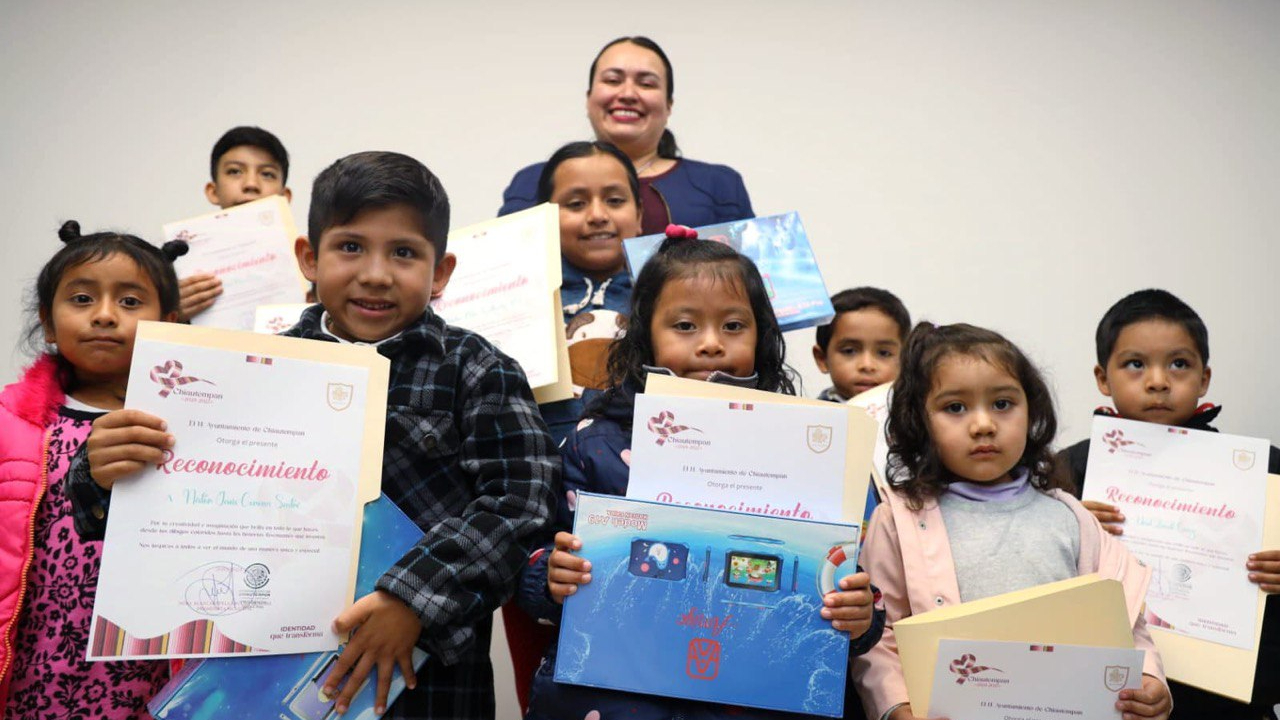 Blanca Angulo reconoce creatividad de niños chiautempenses.