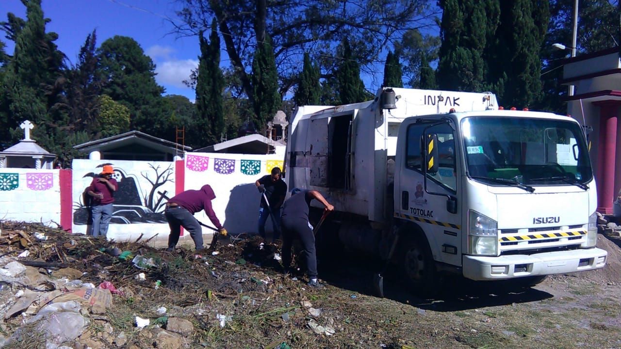 Servicios públicos llevan a cabo mantenimiento a panteones de las comunidades