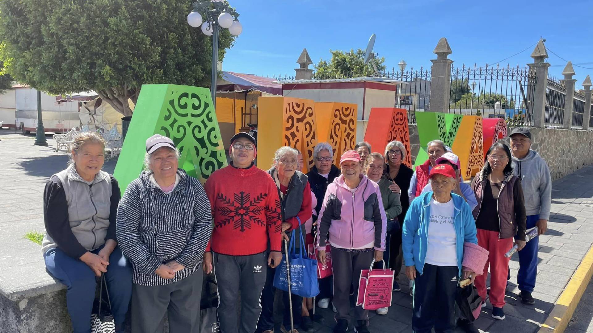 Visita de adultos mayores al museo de la radio en Amaxac de Guerrero