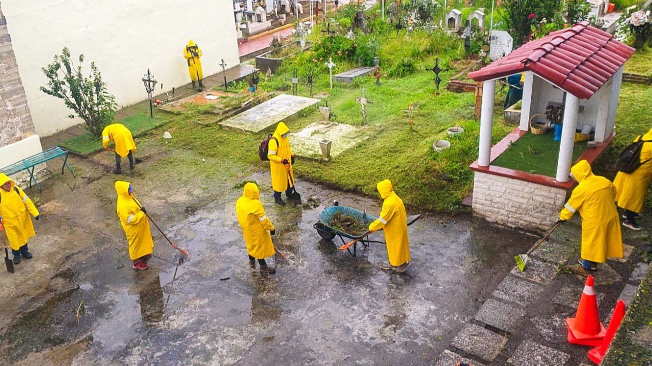 Garantiza Ayuntamiento de Tlaxcala de Xicohténcatl panteones limpios y accesibles para celebración de Día de Muertos