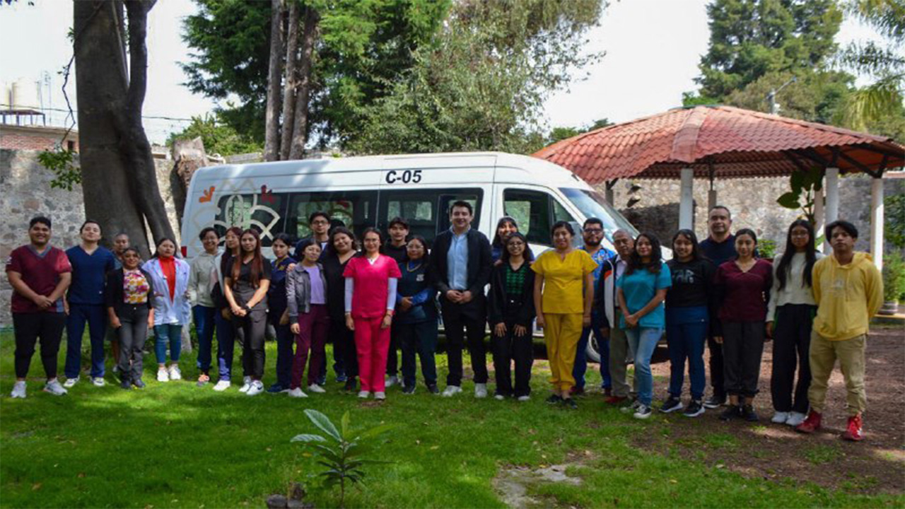 La UBR Zacatelco recibe una camioneta para el traslado de pacientes con discapacidad.