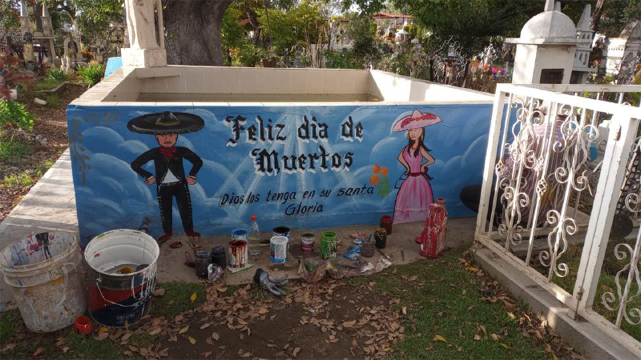 Inician trabajos de limpieza en el Panteón Municipal de Zacatelco para el Día de Muertos.