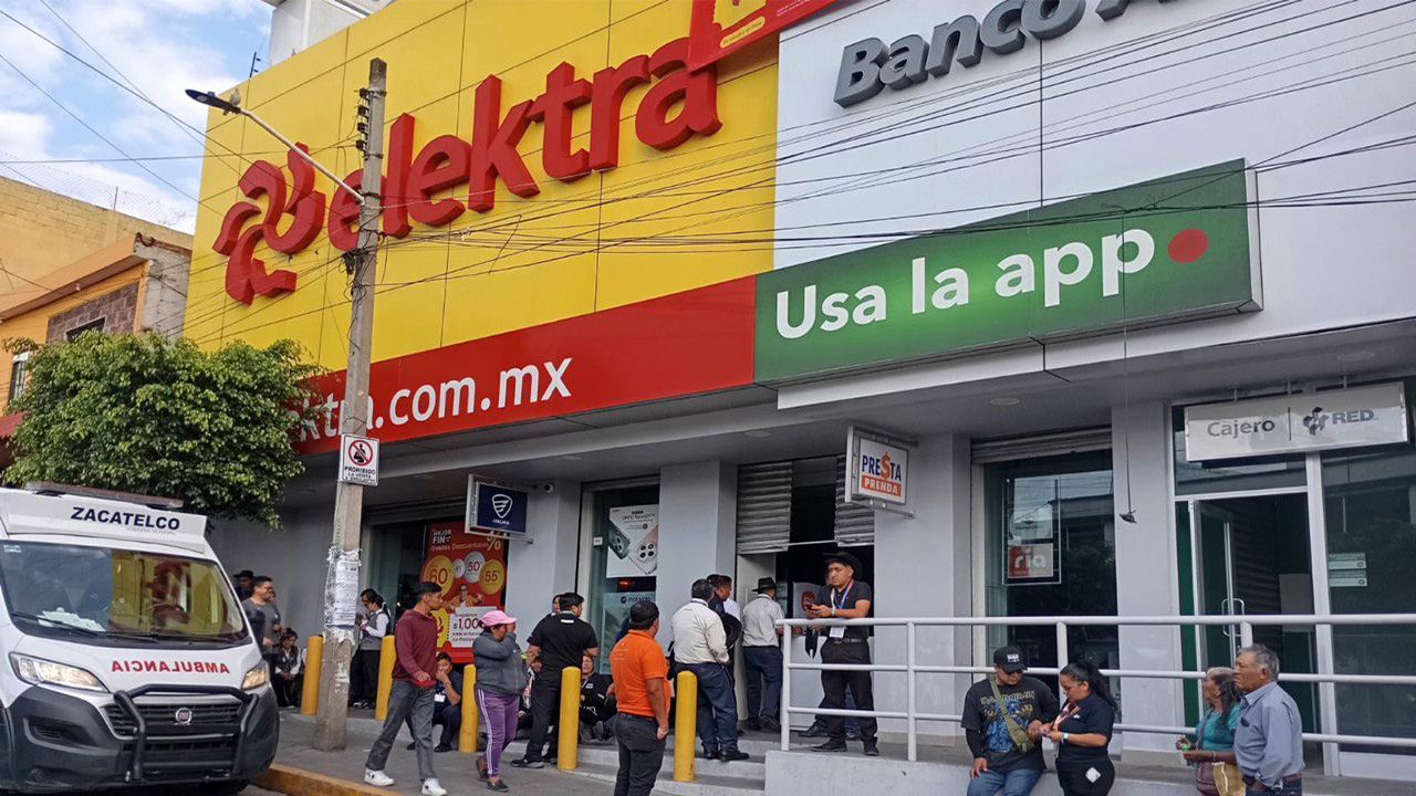 Atienden paramédicos incidente de emergencia en Tienda Elektra