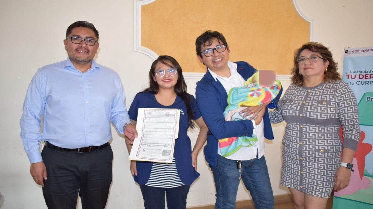 Registro Civil de Zacatelco entrega actas de nacimiento gratuitas durante brigada de registro.