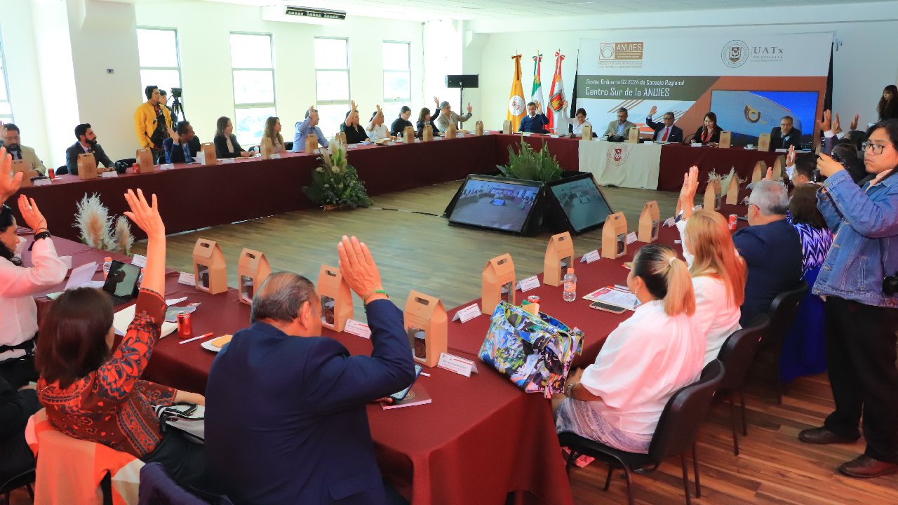 Rector de la UATx recibe reconocimiento por  su liderazgo en la Región Centro-Sur de ANUIES