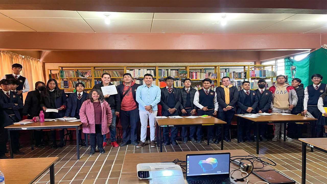 Jóvenes de la preparatoria Xicohténcatl Axayacatzin reciben taller de formación profesional.