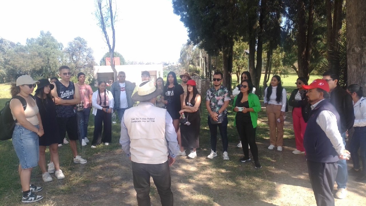 Estudiantes de intercambio académico en la UATx visitan Cacaxtla