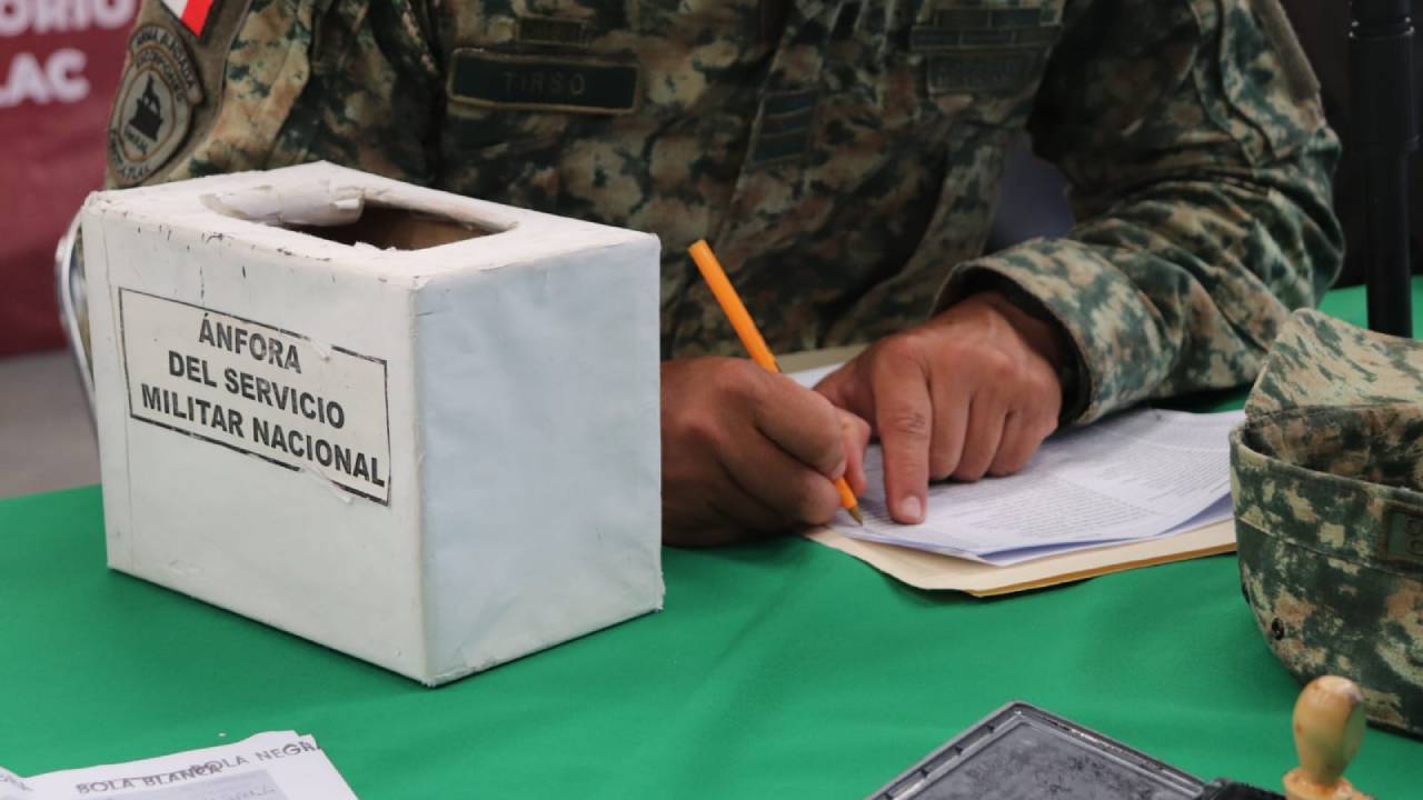 Participan exitosamente 150 jóvenes en el sorteo del servicio militar nacional.