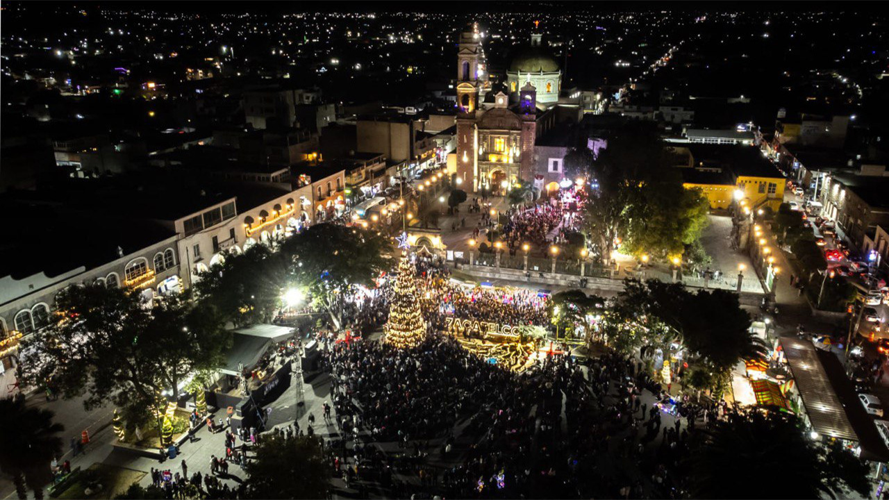 Miguel Acatzi encabeza el encendido del árbol navideño en Zacatelco.