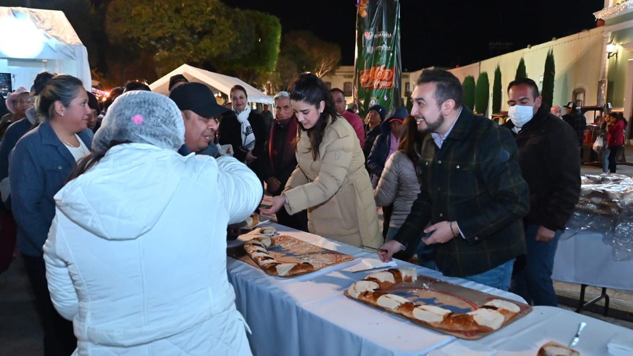 Los Reyes Magos y Chava Santos unieron a las familias de Huamantla en el tradicional corte de rosca