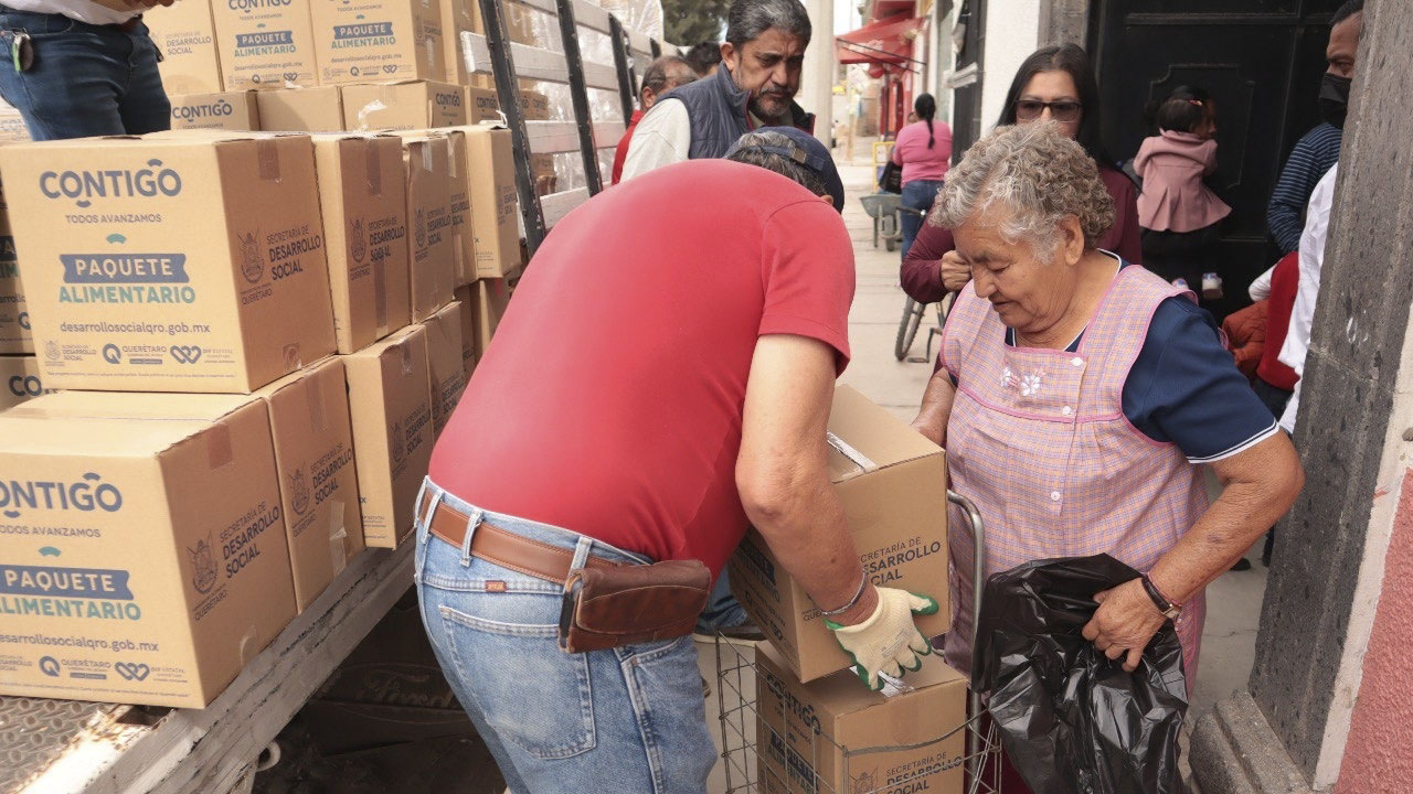 Arranca SEDESOQ entrega de paquetes alimentarios