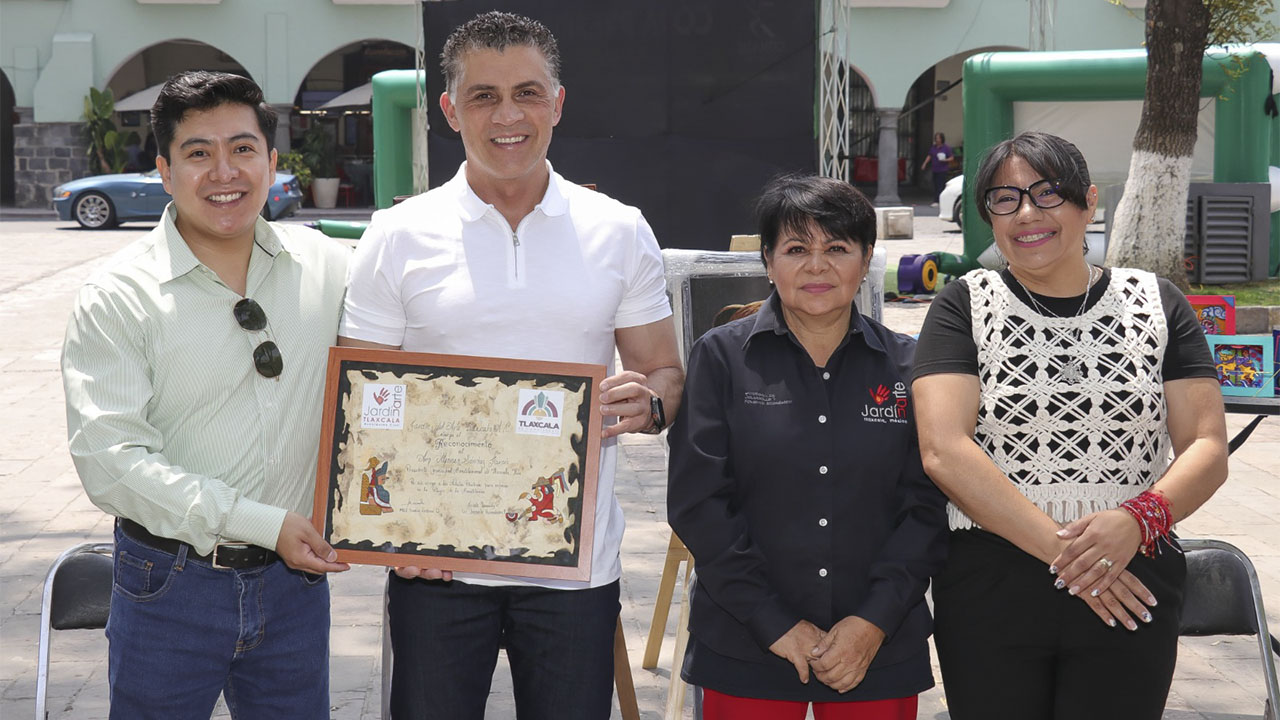 Reconoce asociación "Jardín del Arte" al presidente Alfonso Sánchez por devolverles espacio en Plaza de la Constitución