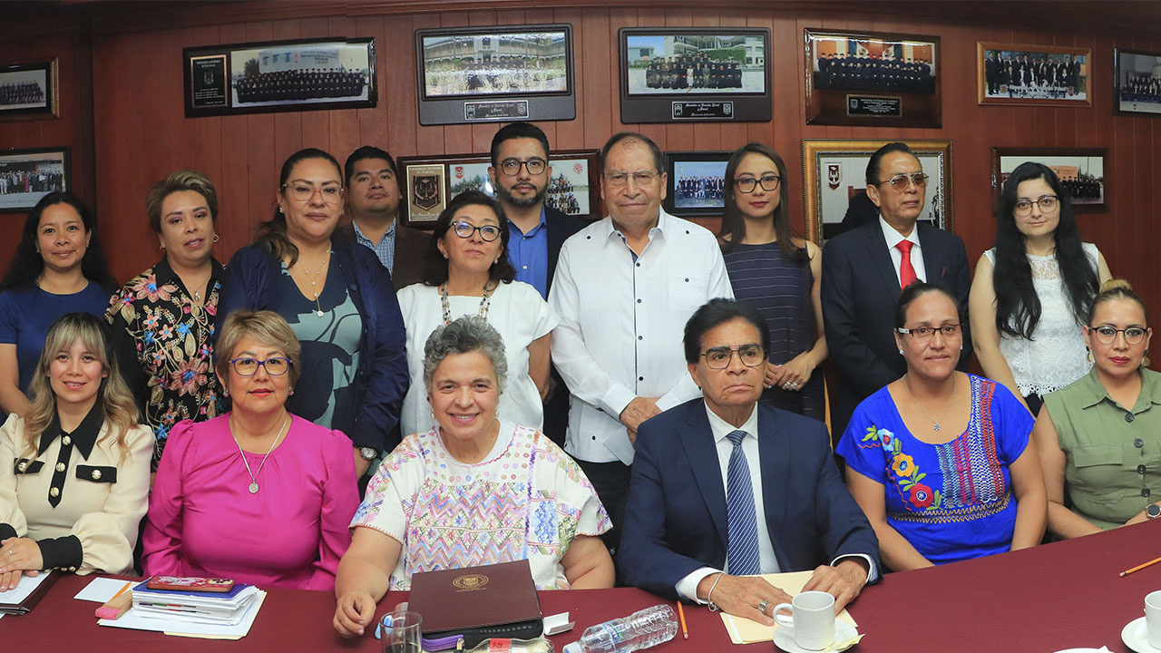 Impartió Beatriz Paredes taller “Reflexiones sobre las estrategias para una cultura de paz”, en la UATx