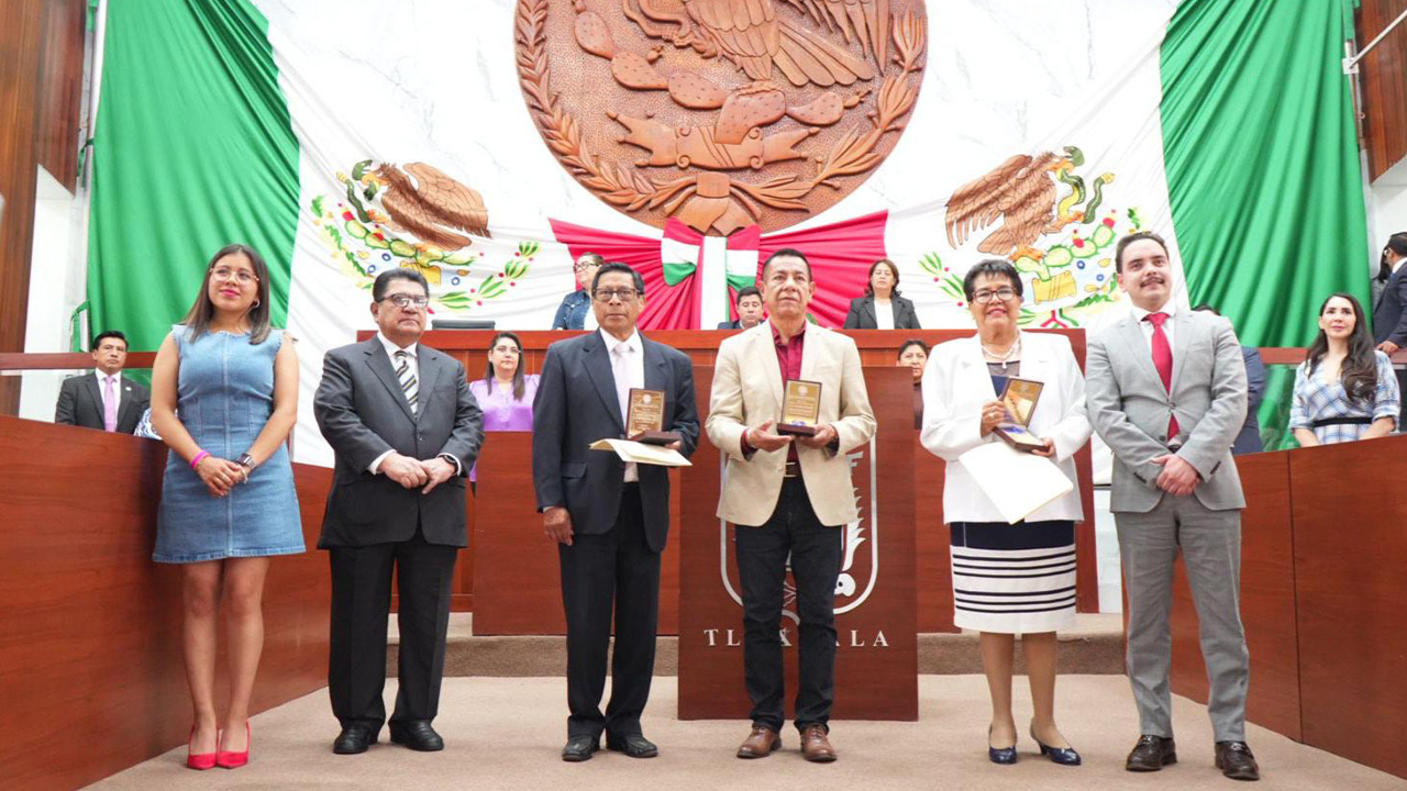 Entrega LXV Legislatura reconocimiento, estímulo económico y presea “50 años por la educación al servicio del pueblo”