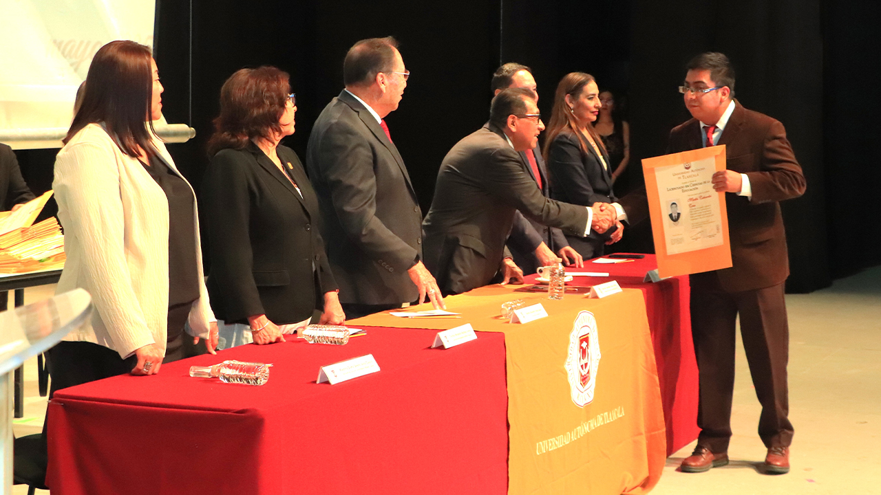 Concluye segunda jornada de entrega de títulos profesionales a egresados de la UATx