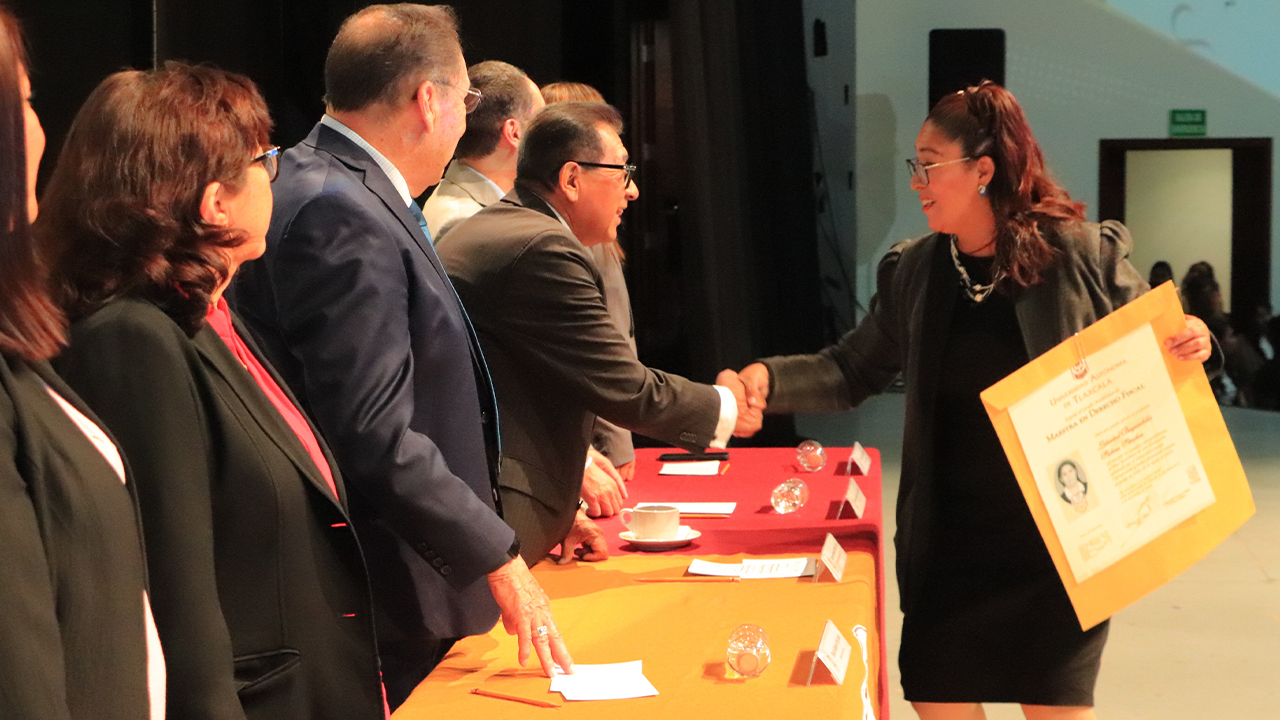Cumple UATx con su compromiso social al entregar mil 326 títulos de licenciatura, especialidad, maestría y doctorado